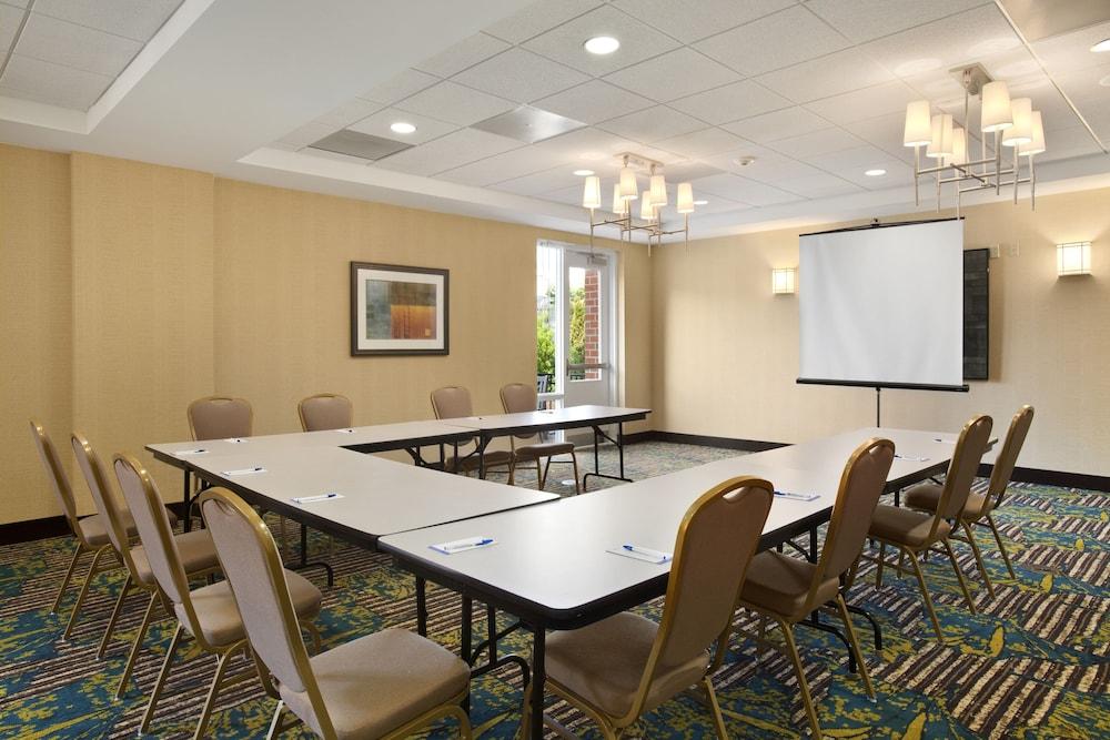 Hilton Garden White Oak Hotel