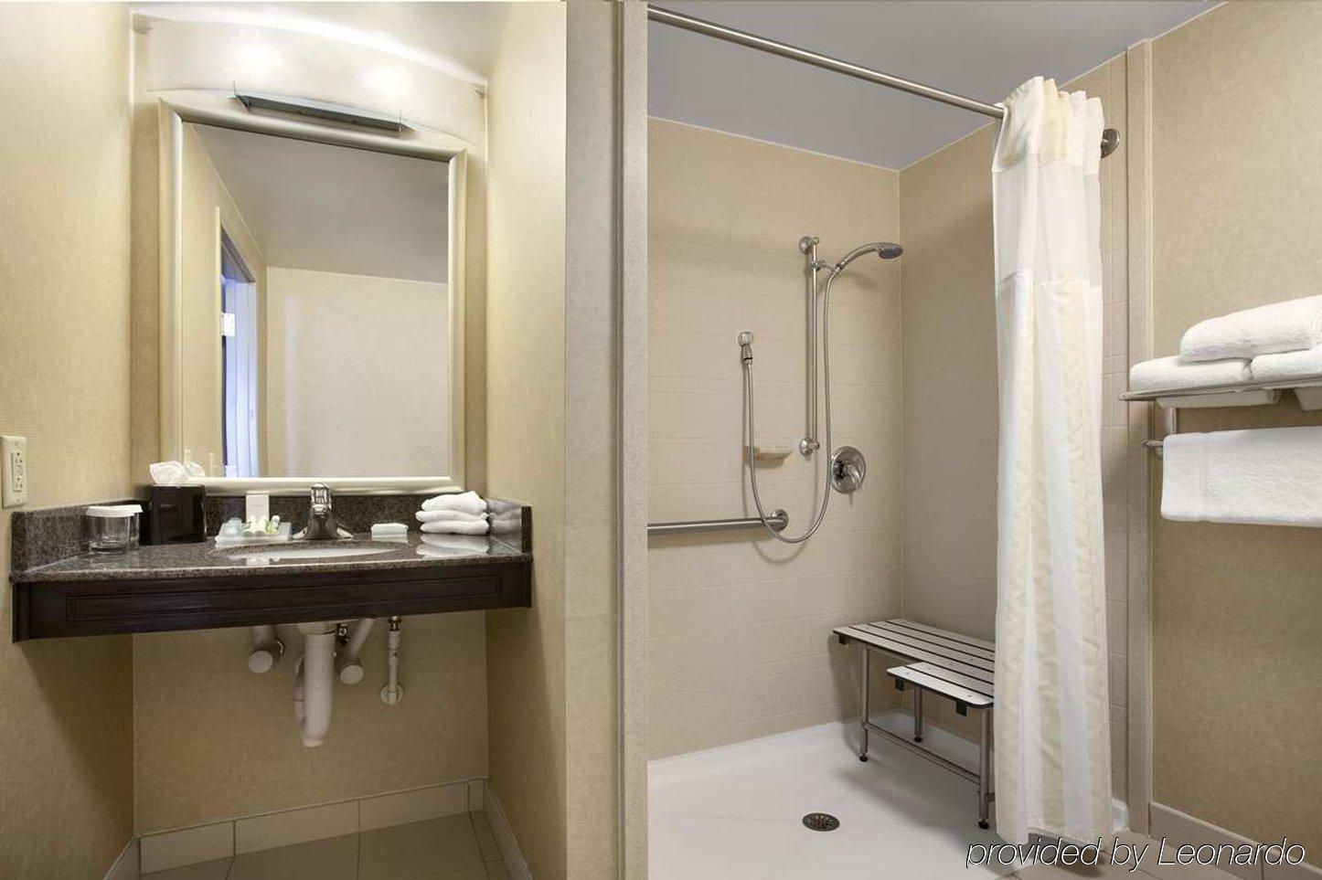 Hilton Garden White Oak 3*
