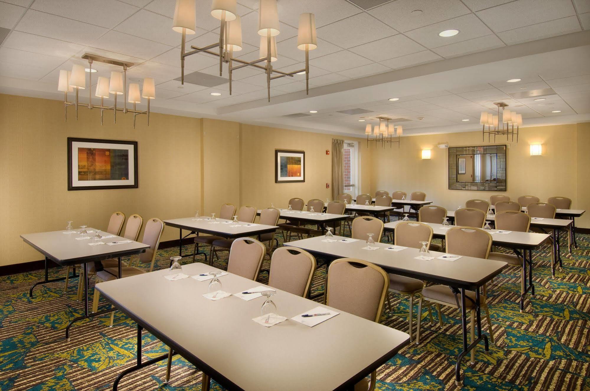 Hilton Garden White Oak Hotel 3*